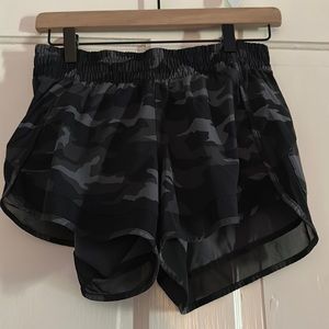XS athleta 4 in mesh shorts